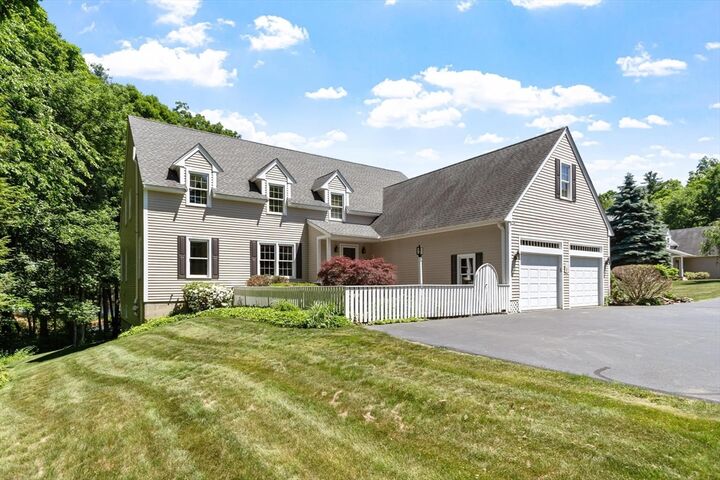 Property Photo:  10 Iris Ct 10  MA 01462 