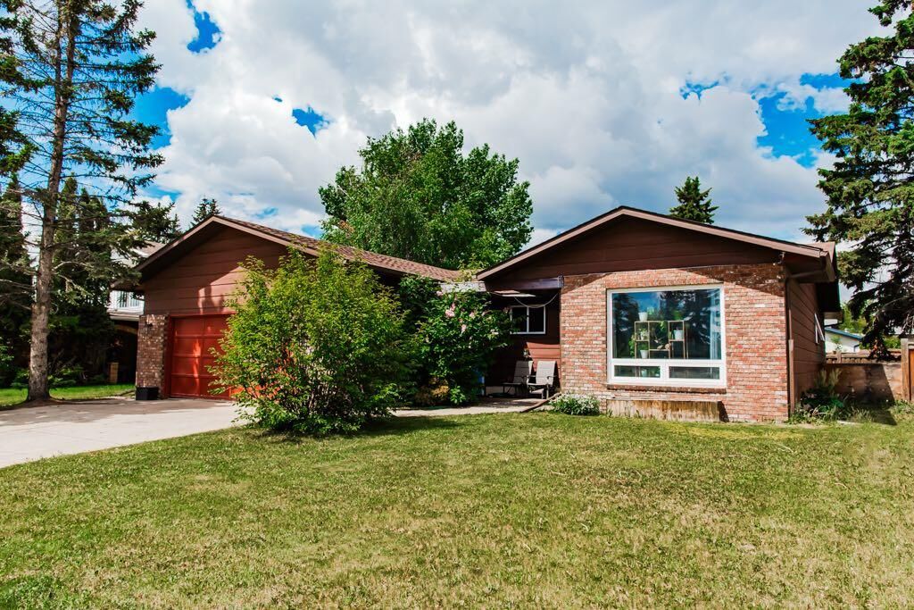 Property Photo: 9804 77 Avenue AB T8V 3Y9