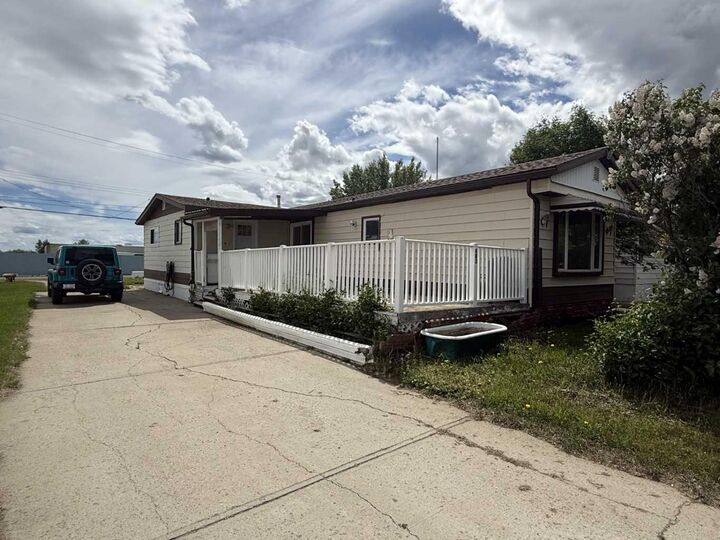 Property Photo: 403 1 Avenue W AB T0J 1P0