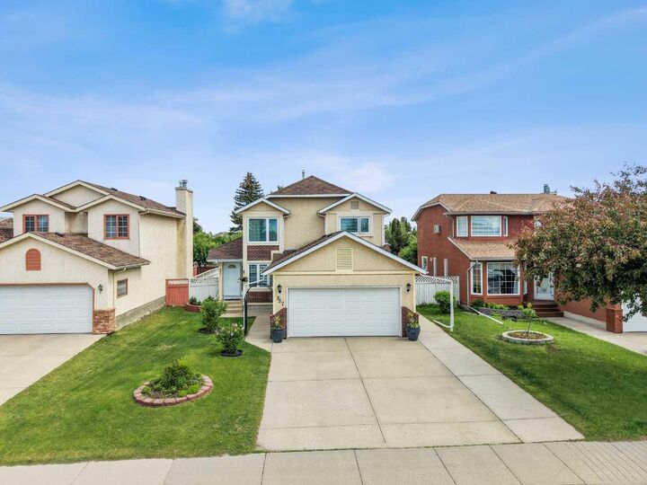 Property Photo:  957 Applewood Drive SE  AB T2A 7M7 
