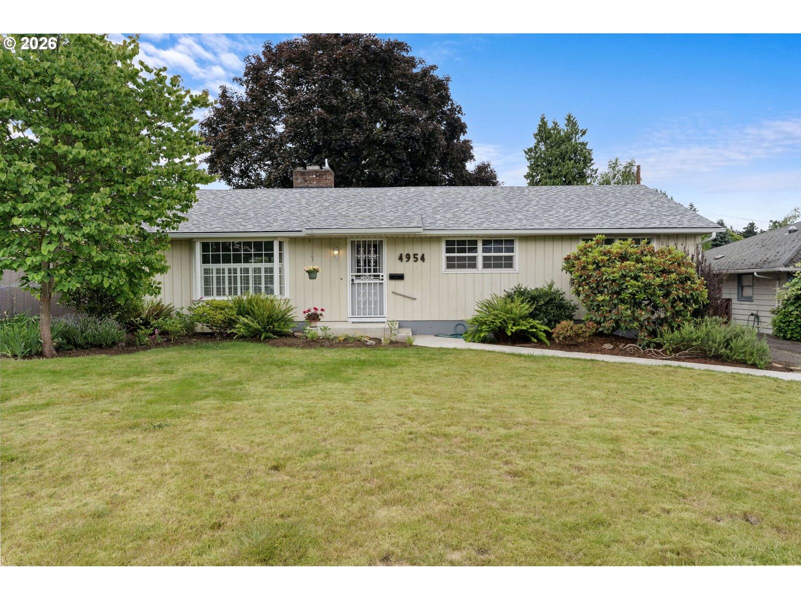 Property Photo: 4954 SE Willow St OR 97222