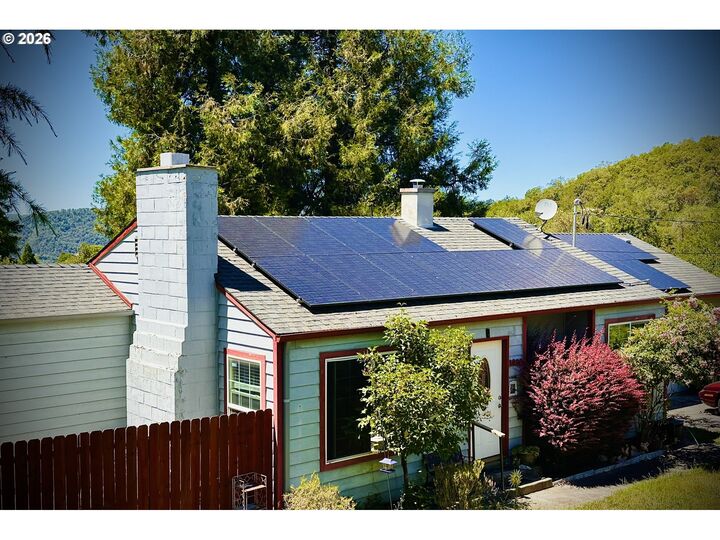 Property Photo: 1620 NE Winter St OR 97470
