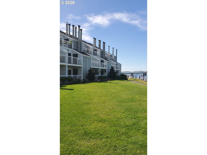 Property Photo: 129 N Hayden Bay Dr Bldg F OR 97217