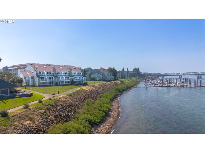 Property Photo:  129 N Hayden Bay Dr Bldg  F  OR 97217 