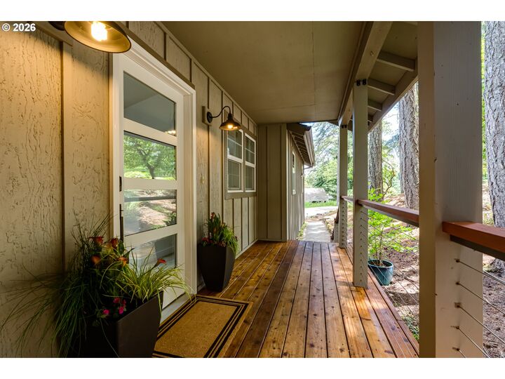 Property Photo: 71 Marlboro Ln OR 97405
