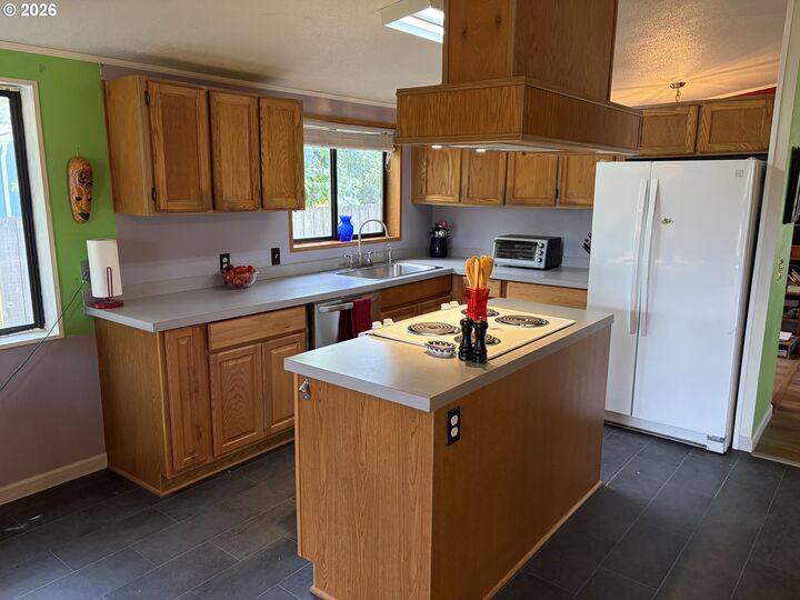 Property Photo: 3083 Stapp Dr OR 97408