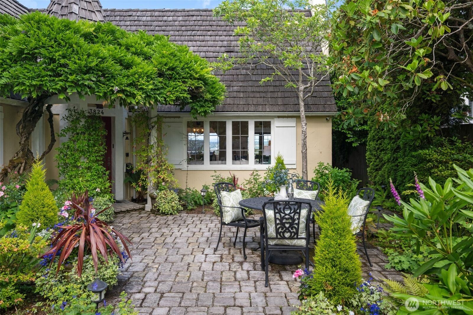 Property Photo: 3824 48th Avenue NE WA 98105