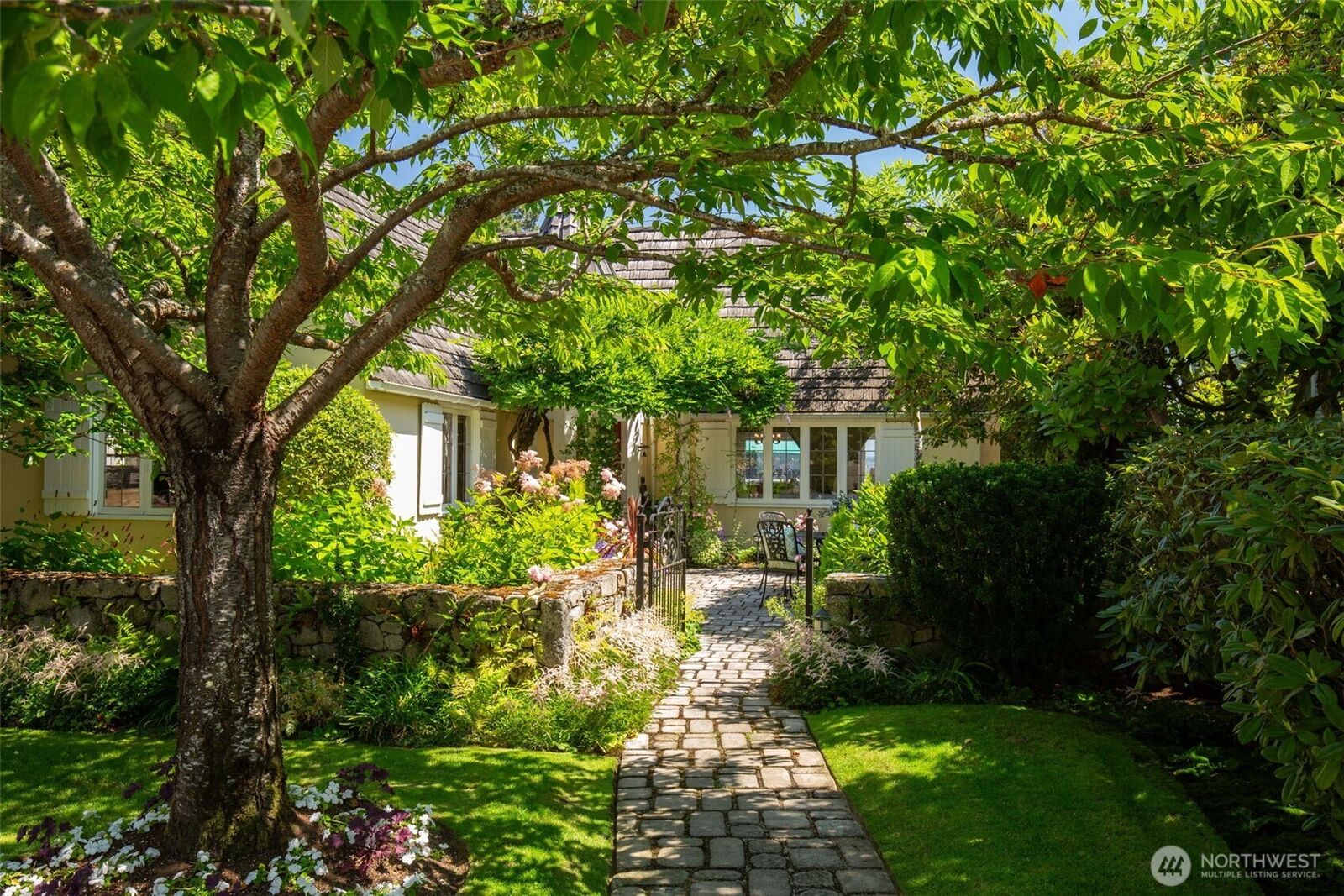 Property Photo:  3824  48th Avenue NE  WA 98105 
