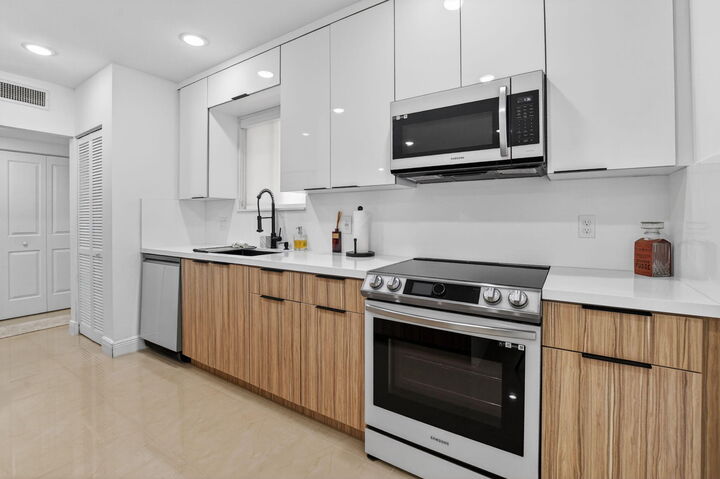 Property Photo:  6335 Longboat Lane W E104  FL 33433 