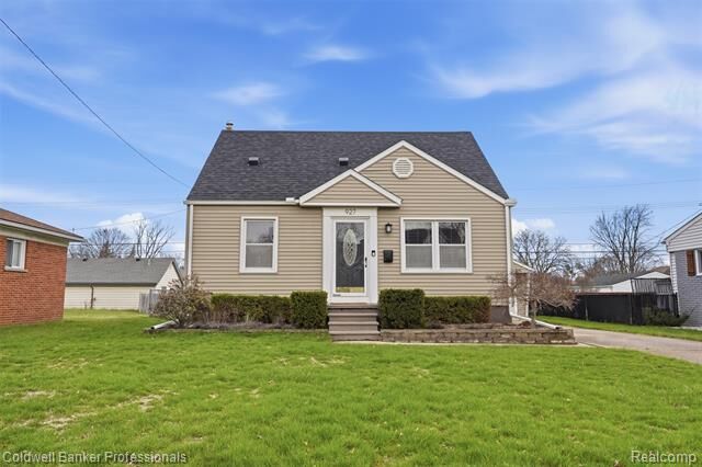 Property Photo:  927 Montrose Avenue  MI 48073 