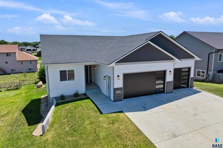 Property Photo:  1006 N Archer Dr  SD 57103 