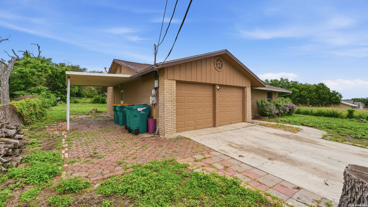 Property Photo:  103 7th St  TX 78109 