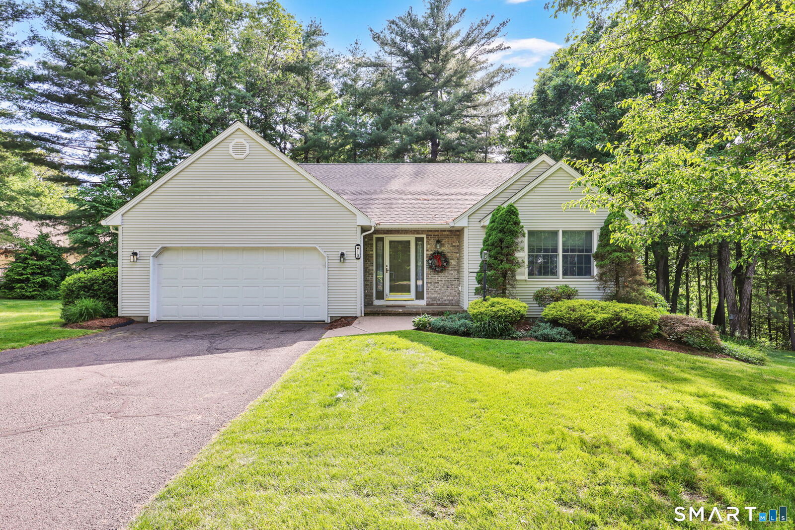 Property Photo:  10 Knollwood Circle  CT 06082 
