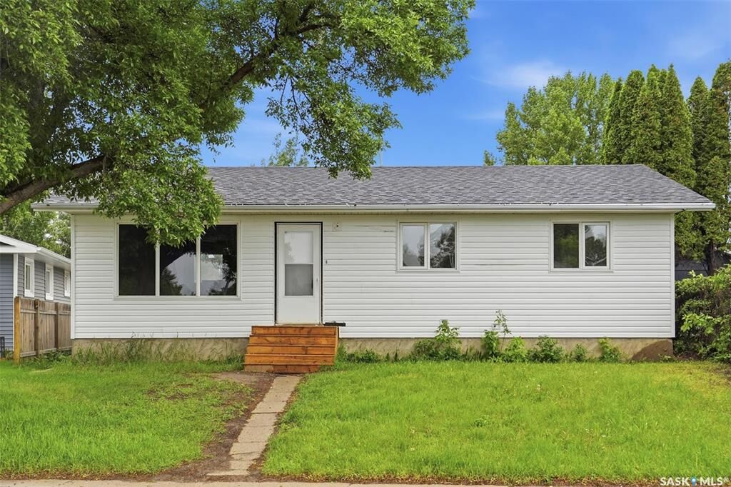 Property Photo: 118 Smallwood Crescent SK S7L 4Z6