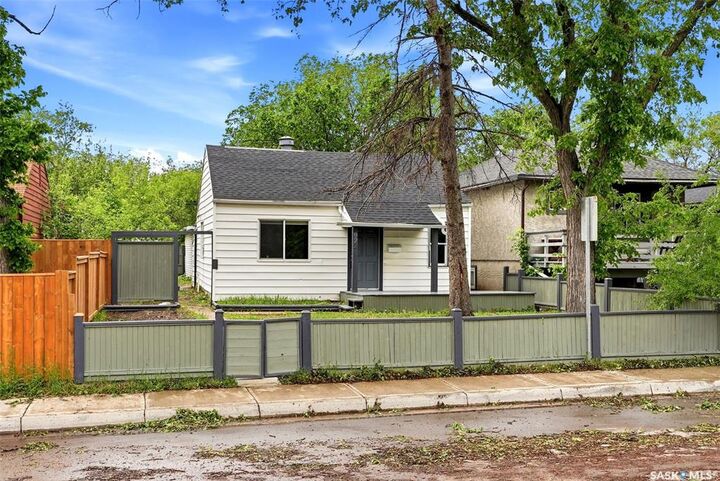 922 Athol Street — photo 1
