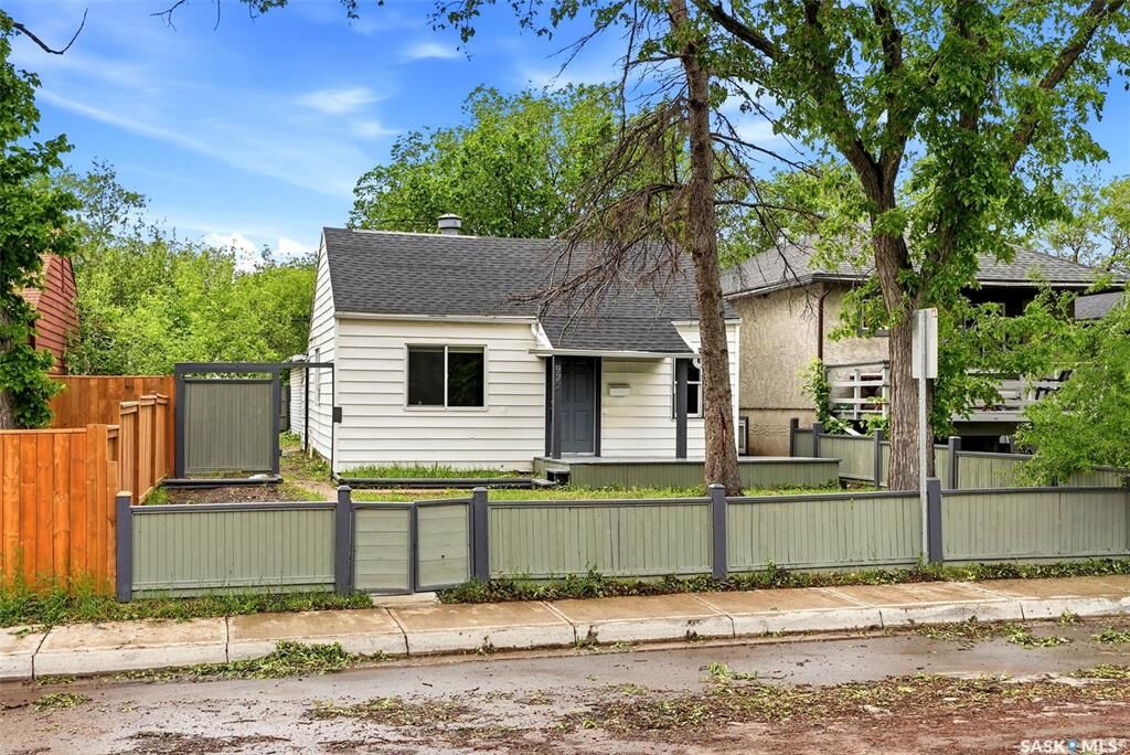Property Photo: 922 Athol Street SK S4T 3B7