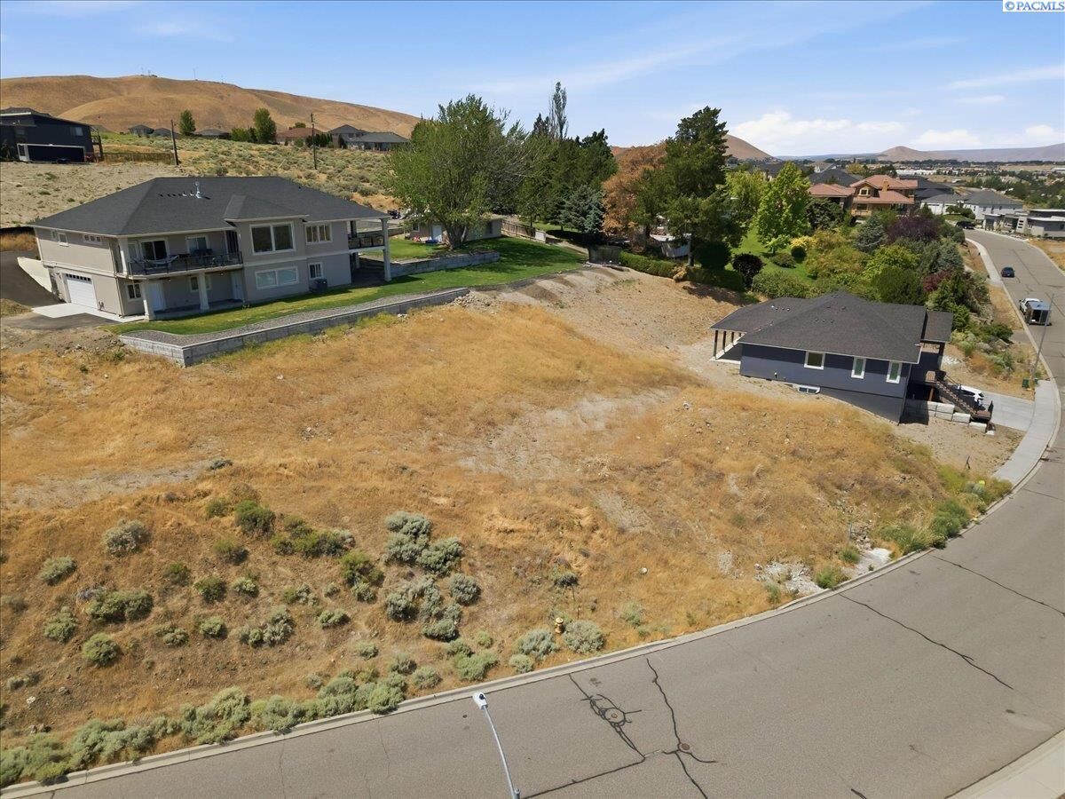 Property Photo:  1051 Allenwhite Dr  WA 99352 