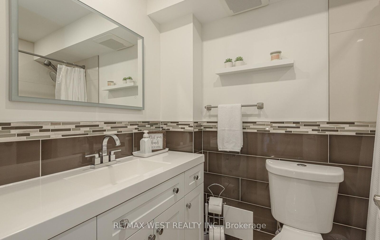 Property Photo: 530 Lolita Gardens NE 1407 ON L5A 3T2
