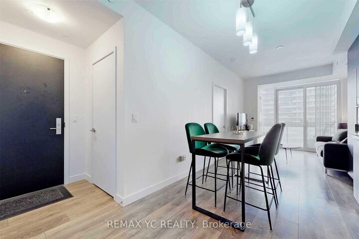 Property Photo: 8 Eglinton Avenue E 2212 ON M4P 0C1
