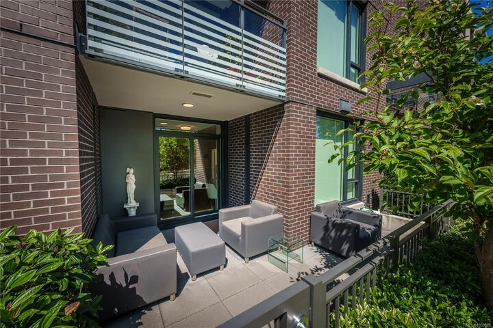 Property Photo: 550 Michigan St #101 BC V8V 0G3