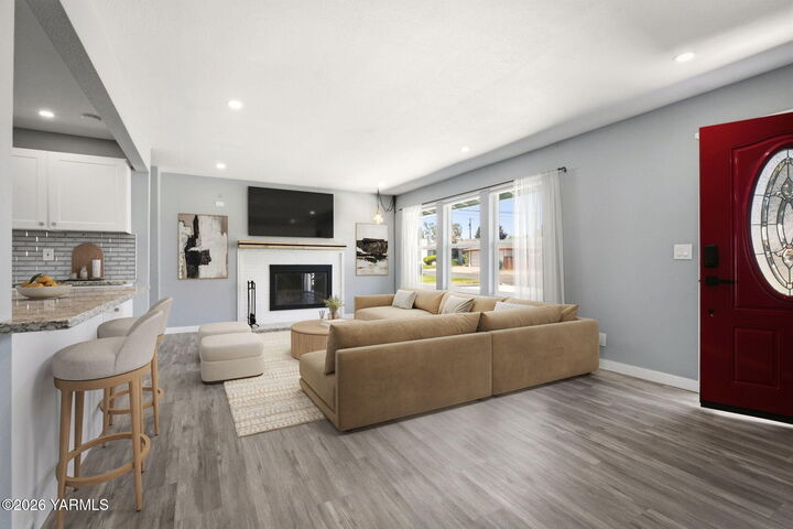 Property Photo: 405 N 42nd Ave WA 98908