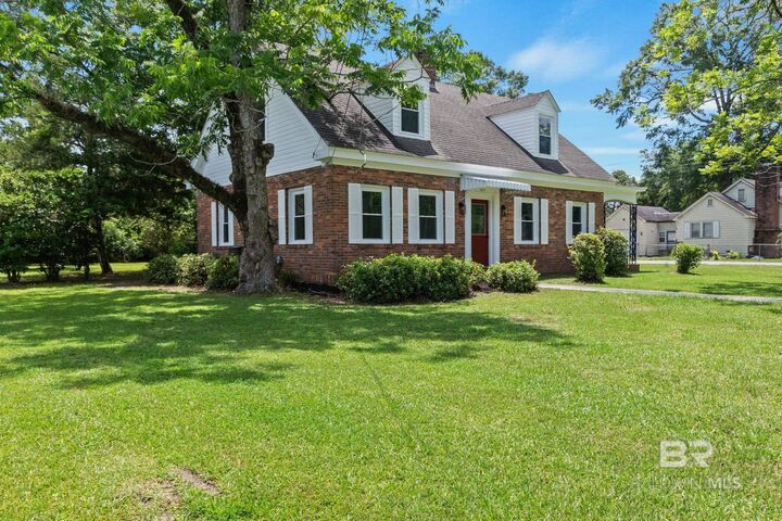Property Photo: 900 Lovelace Avenue AL 36426