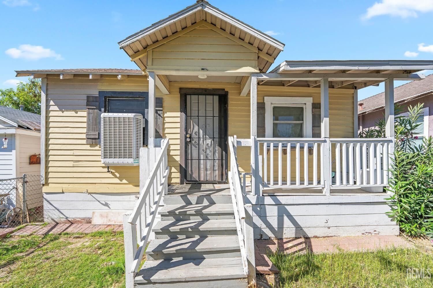 Property Photo: 707 San Emidio Street CA 93268
