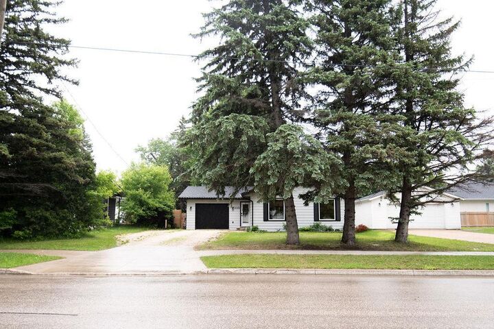 Property Photo:  325 Kroeker Avenue  MB R5G 0H2 