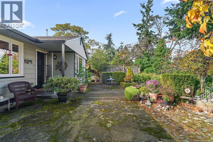 Property Photo: 943 Selkirk Avenue BC V9A 2V2