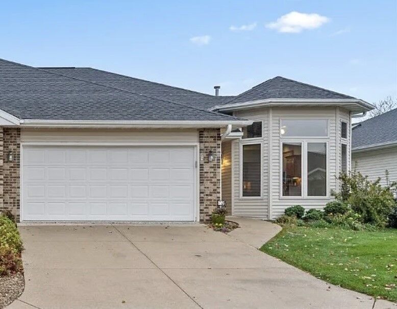 Property Photo: 633 Tiffany Drive NE IA 52402
