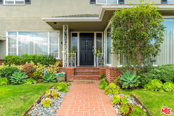 Property Photo:  4152 Mount Vernon Dr  CA 90008 