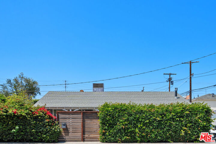 Property Photo: 5205 Agnes Ave CA 91607