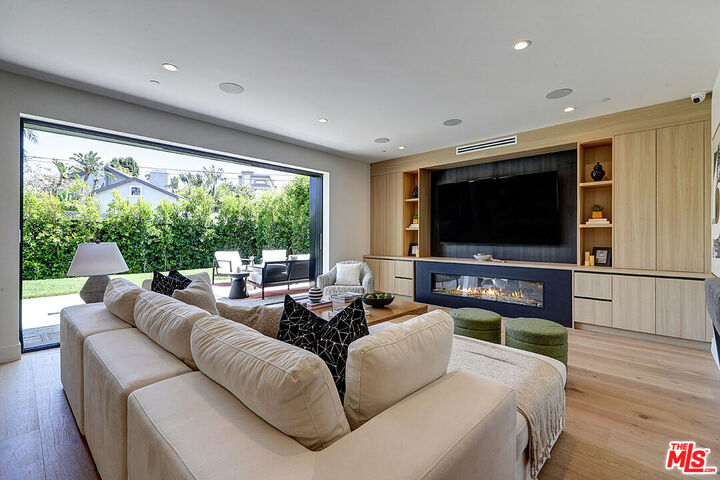 Property Photo: 846 Dickson St CA 90292