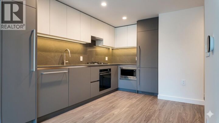 Property Photo:  2135 Springer Avenue 809  BC V5B 3K4 