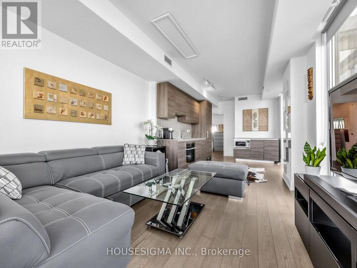 Property Photo:  200 Bloor Street West 2109  ON M5S 0B1 