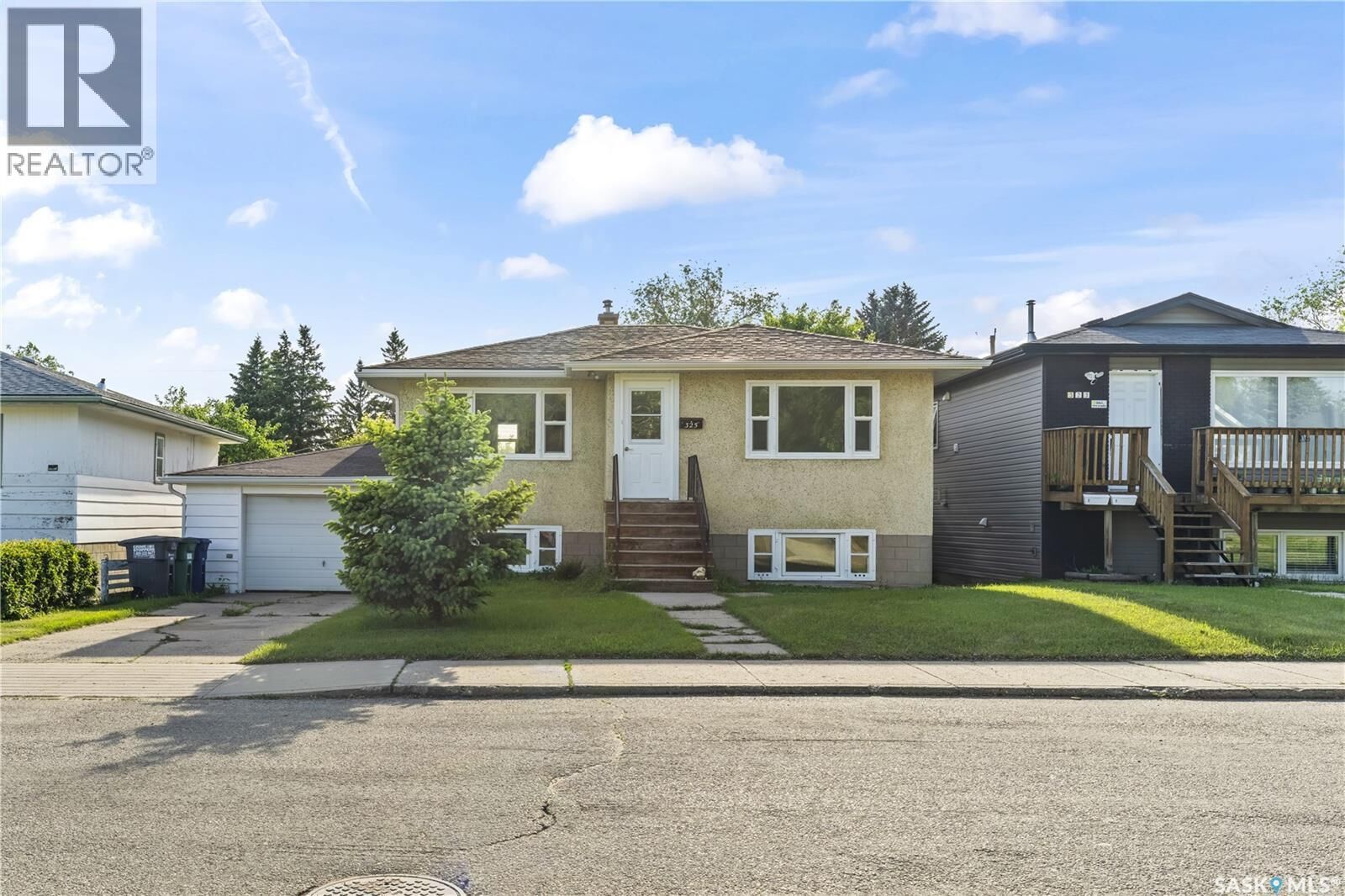 Property Photo:  325 V Avenue S  SK S7M 3E4 