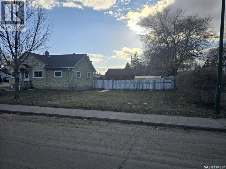 Property Photo:  201 R Avenue N  SK S7L 2Y6 