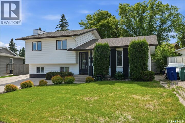 Property Photo: 135 Penryn Crescent SK S7H 5G3