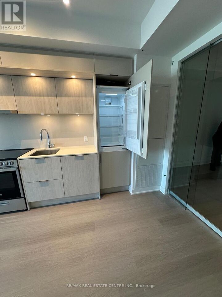 Property Photo: 448 Burnhamthorpe Road West 1205 ON L5B 4M6