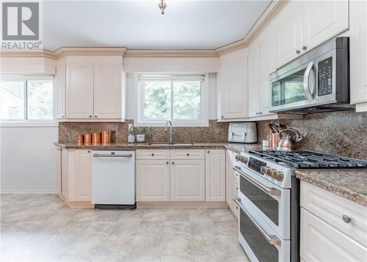 Property Photo:  585 Summerhill Crescent  ON P3A 4T3 