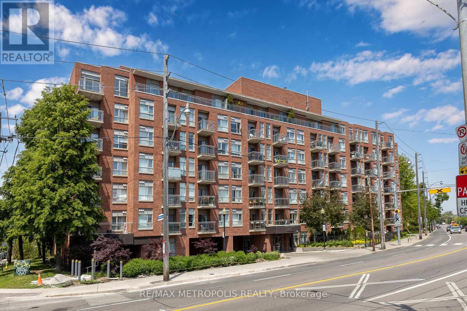 Property Photo: 2495 Dundas Street West 412 ON M6P 1X4