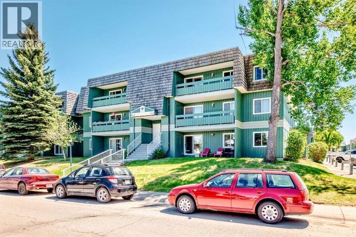 Property Photo:  315 Southampton Drive Southwest  AB T2W 2T6 