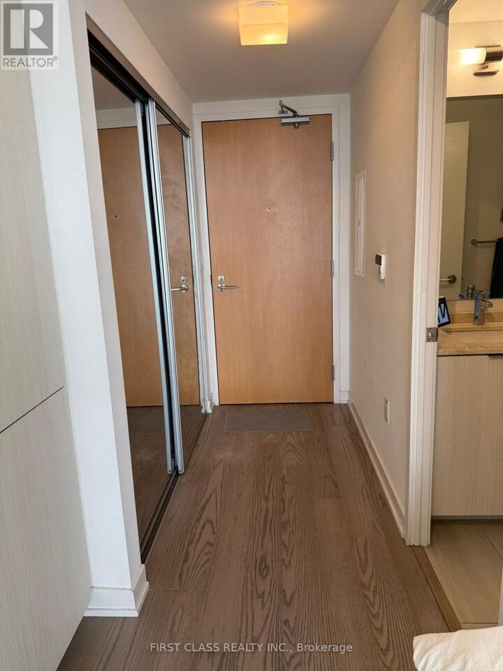 Property Photo: 11 Wellesley Street West 4212 ON M4Y 0G4
