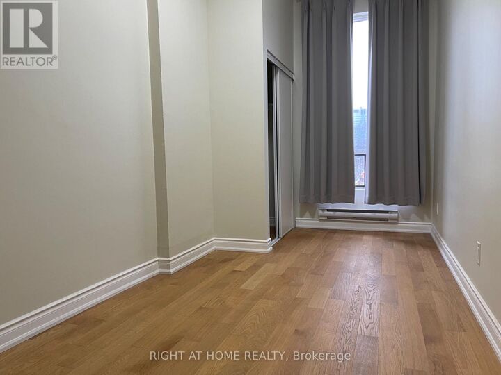 Property Photo:  404 Spadina Avenue 3rd Fl  ON M5T 2G7 