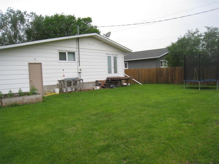 Property Photo: 433 11th Avenue North MB R0L 1Z0