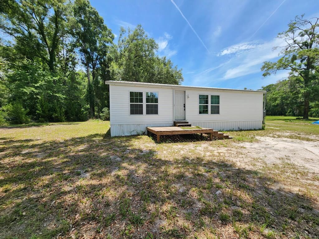 Property Photo: 762 NE 206th Ave FL 32680