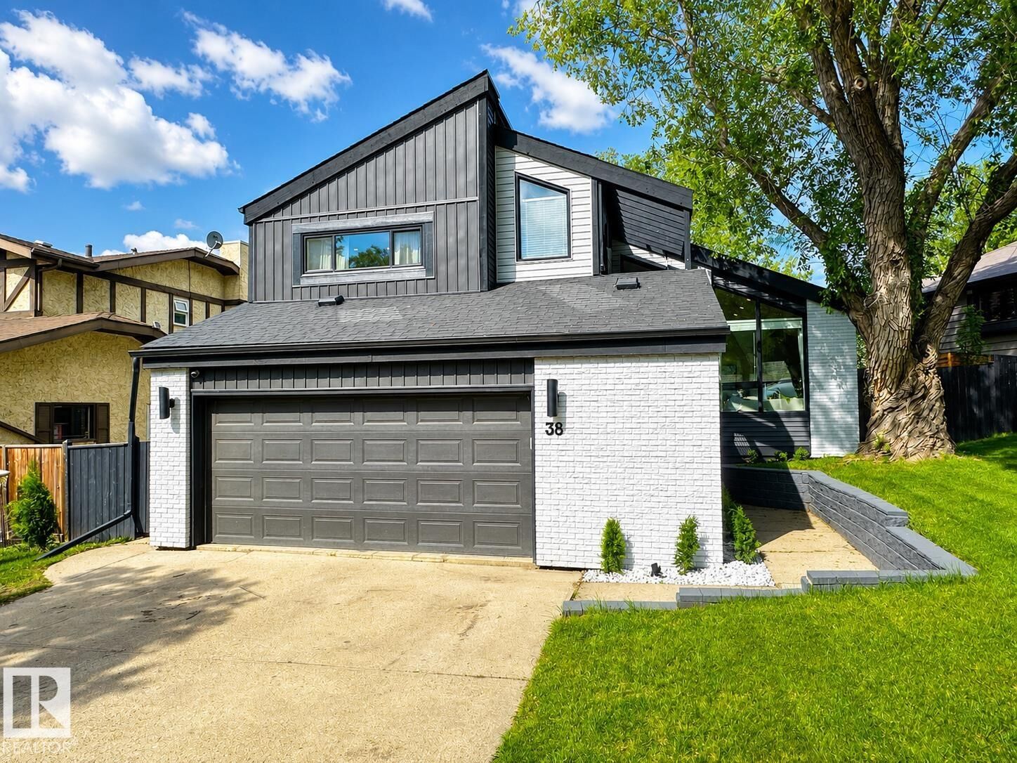 Property Photo:  38 Woodcrest Avenue  AB T8N 3H5 
