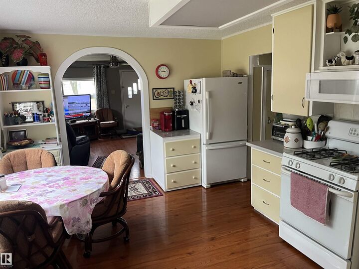 Property Photo:  5104 55 Avenue  AB T0B 4J0 