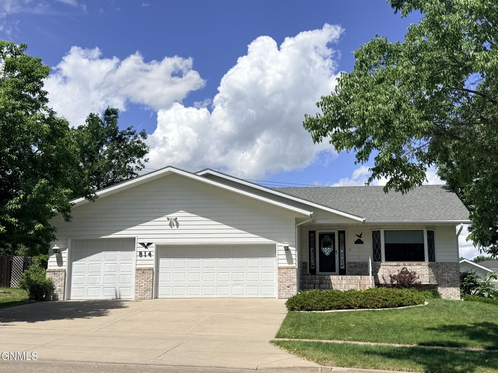 Property Photo:  814 W Turnpike Avenue  ND 58501 