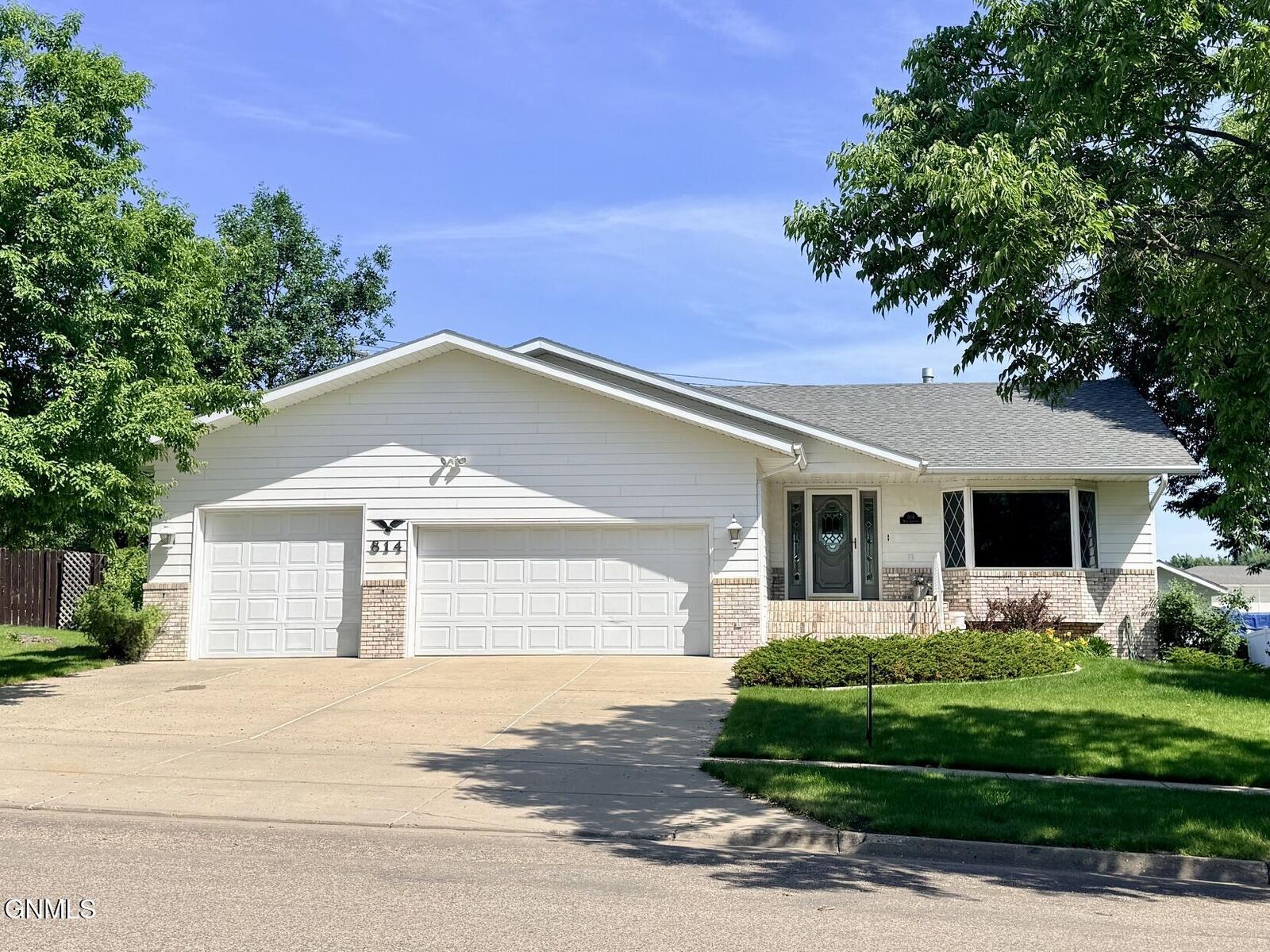 Property Photo:  814 W Turnpike Avenue  ND 58501 